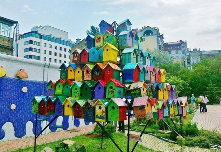 this small street is located on the site of Kyiv’s ancient defensive bulwarks. A whimsical park with fantastic fountains shaped like elephants and zebras, huge cats, benches in the shape of hares and ravens, and other incredible sculptures are located there